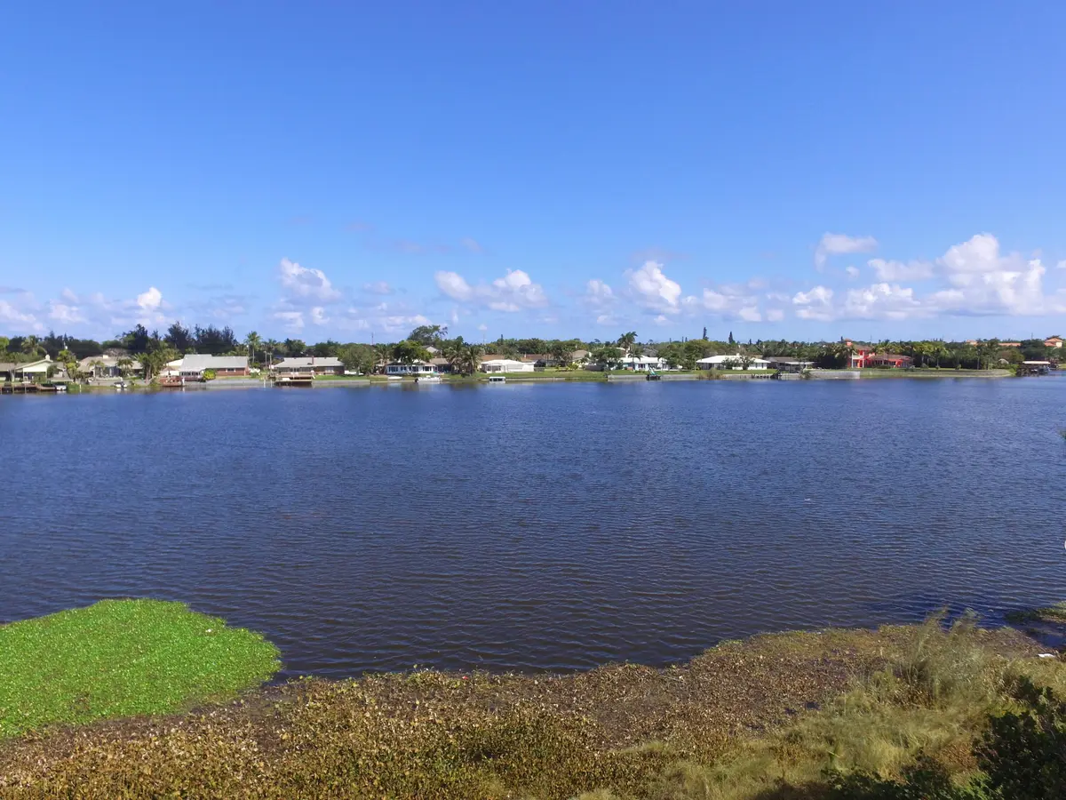 2886 11 at 2886 Northside Drive, Lantana