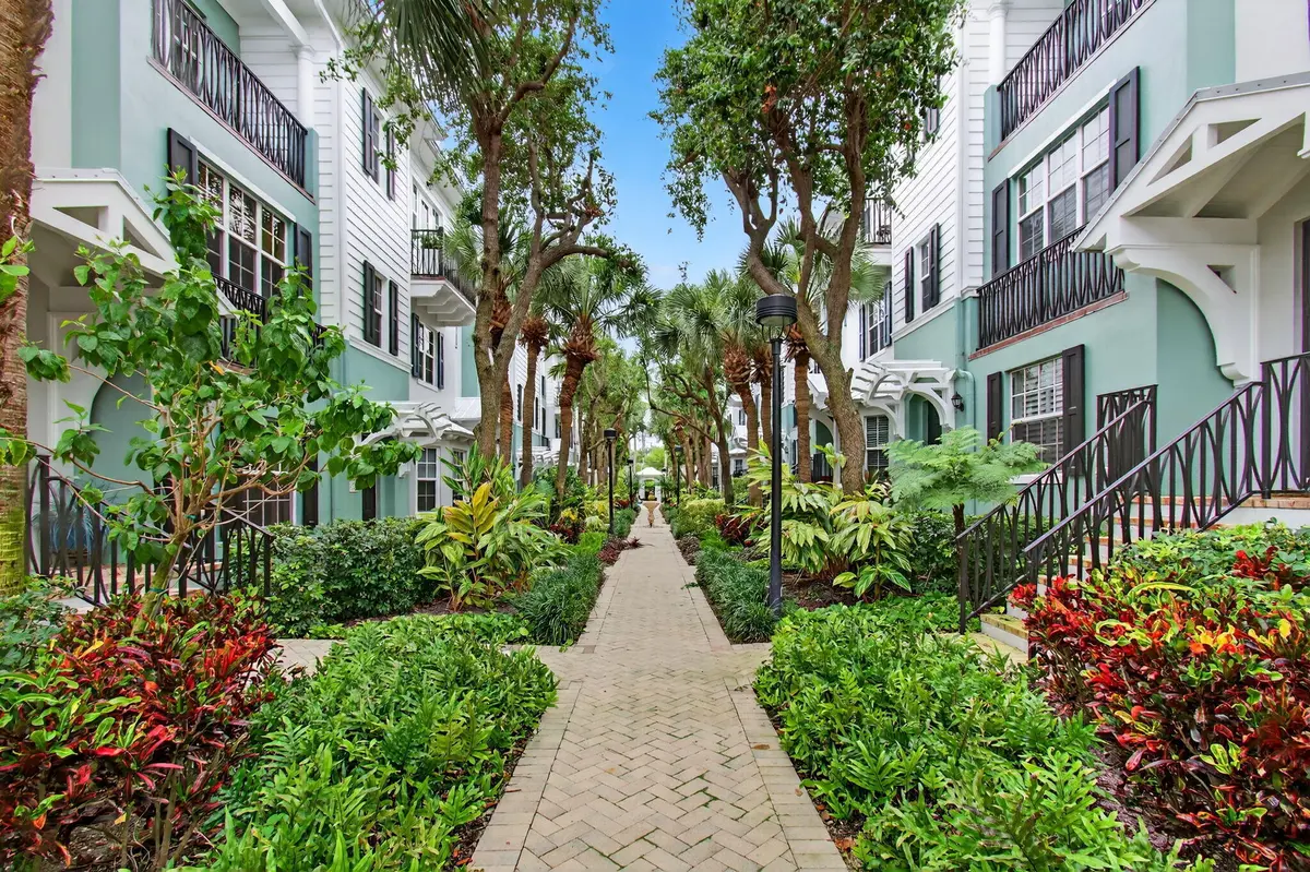 Courtyard Walkway at 365 W Mallory Circle, Delray Beach