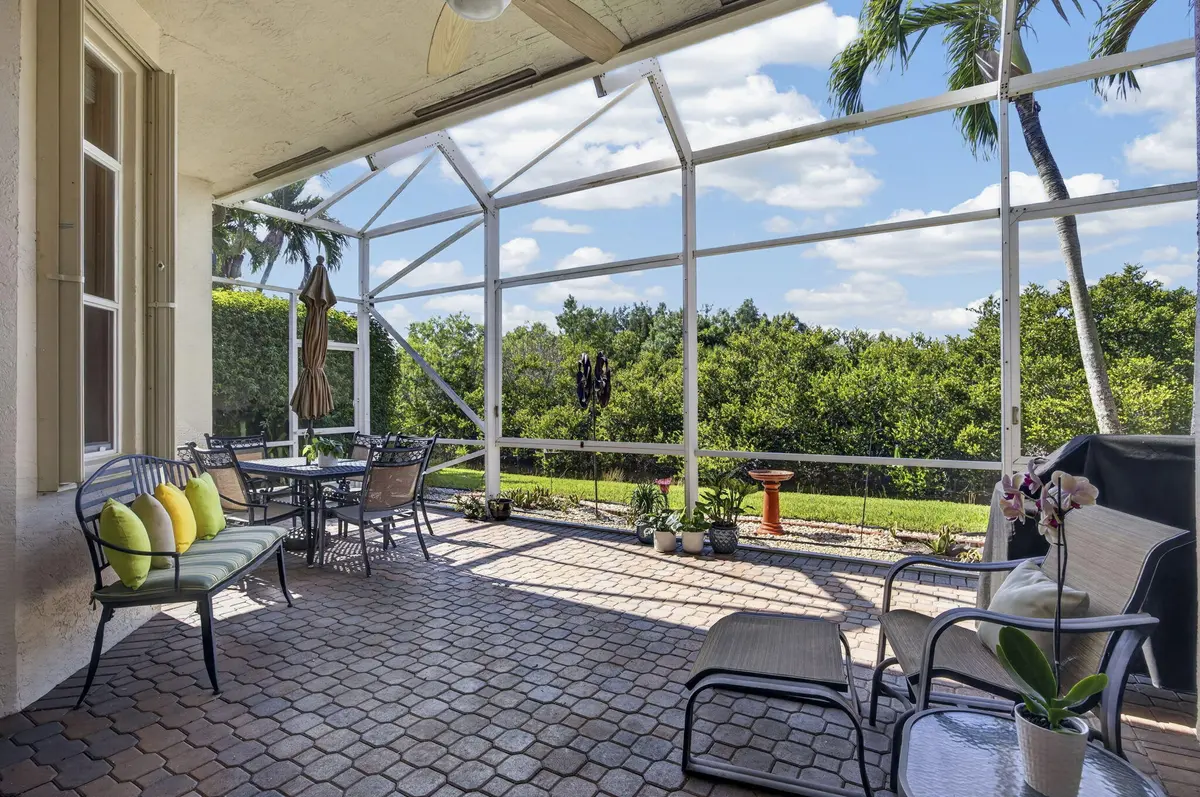 Relax, entertain and enjoy! at 9902 Via Elegante, Wellington