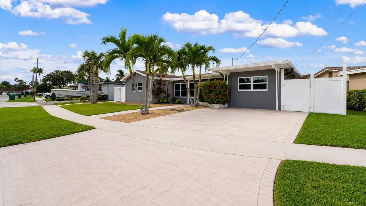 935 #2 Chat Right side of driveway at 935 Nautilus Isle, Dania Beach