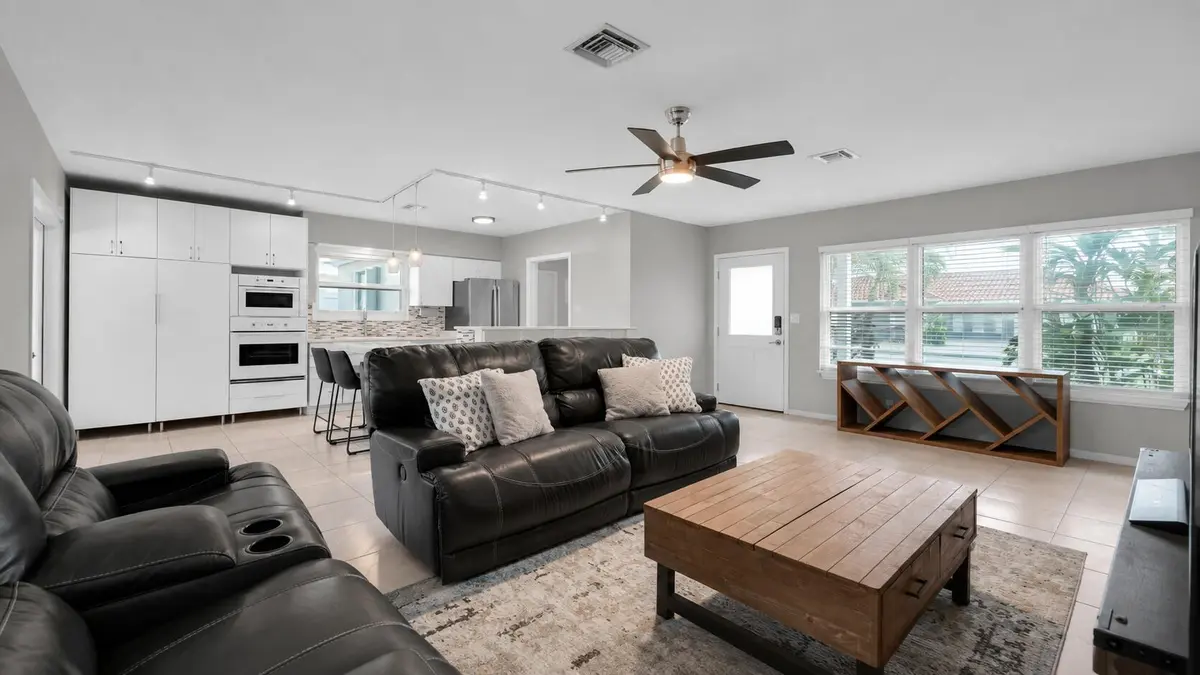935 #4 Chat living room 2 at 935 Nautilus Isle, Dania Beach