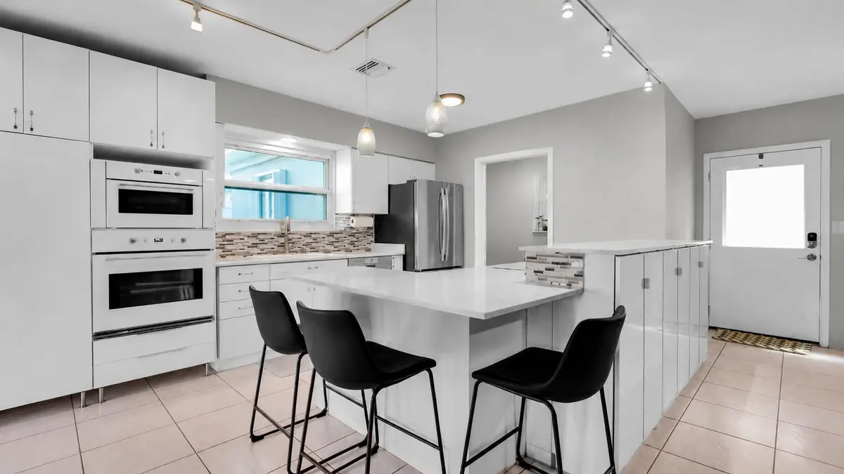 935 Chat Kitchen 3 at 935 Nautilus Isle, Dania Beach