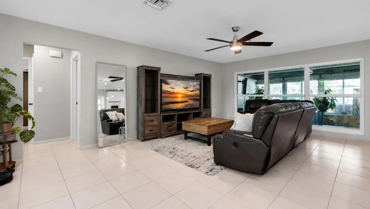935 Chat living room 4 at 935 Nautilus Isle, Dania Beach