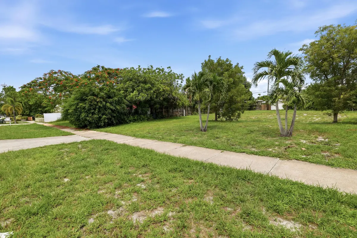 20_0h8a1483 at 227/233 S Swinton Avenue, Delray Beach