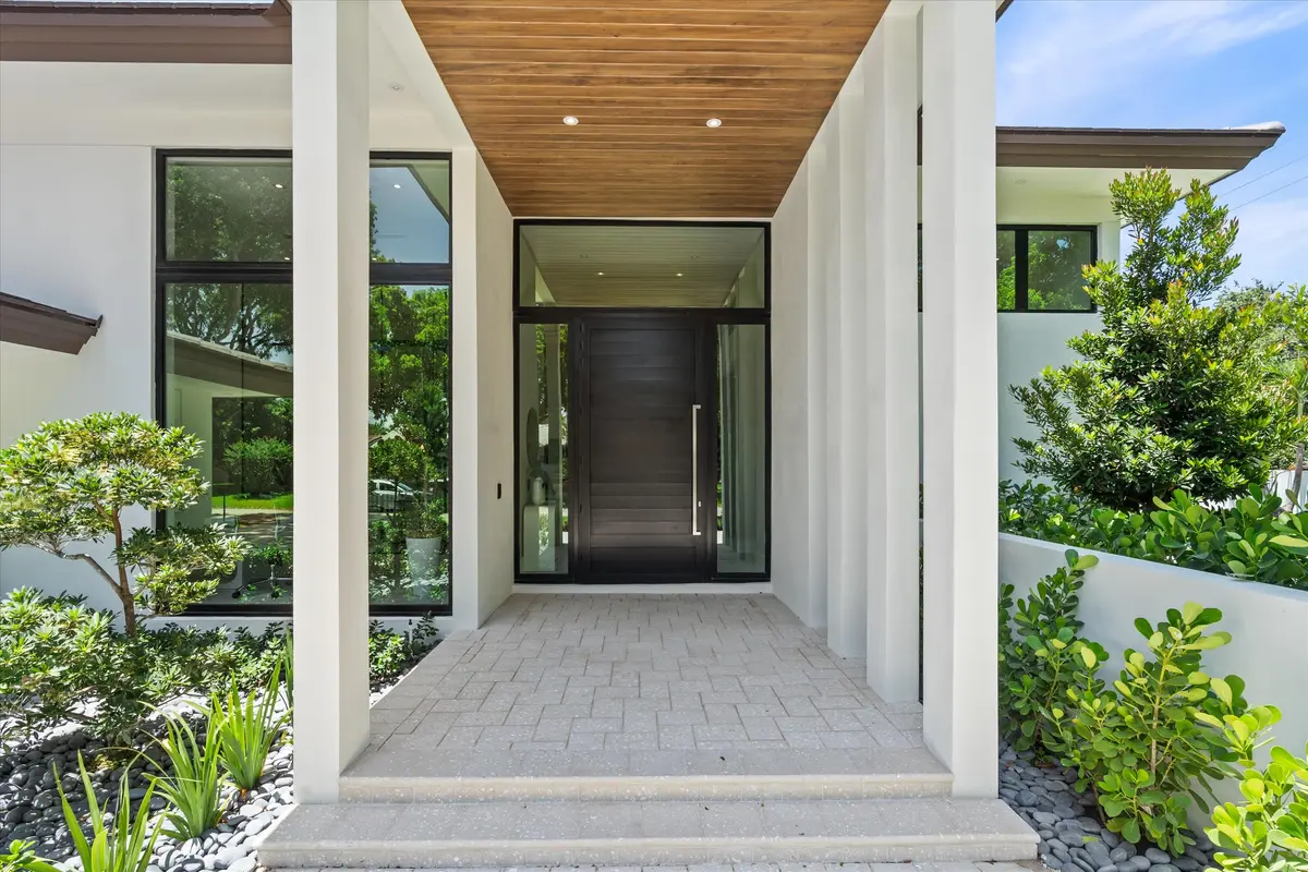 Grand Entry at 2265 NE 30TH Court, Lighthouse Point