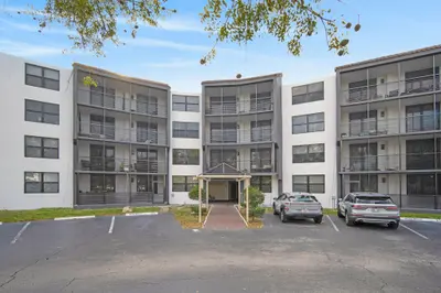 3900 N HILLS Drive 306, Hollywood – Condominium for sale