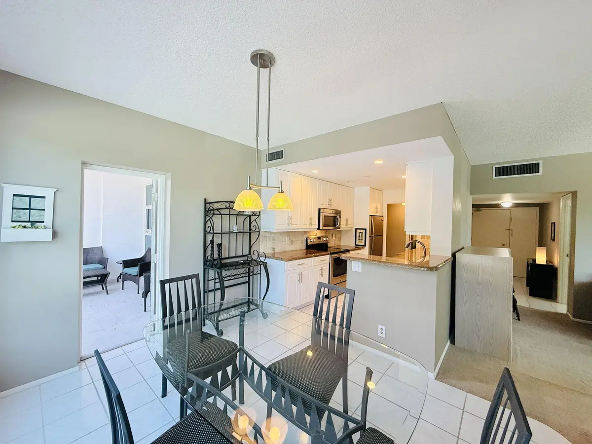 breakfast nook area 2 at 1620 S Ocean Boulevard 1N, Lauderdale-By-The-Sea