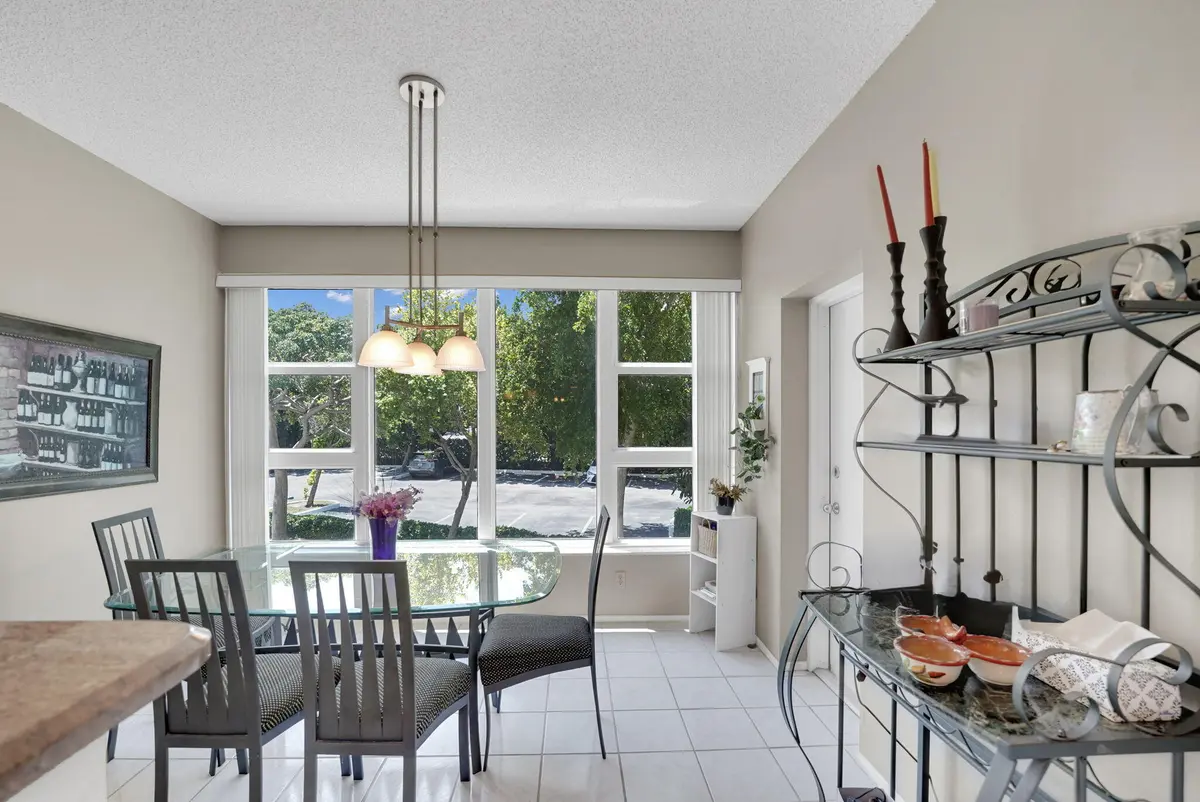 breakfast nook area at 1620 S Ocean Boulevard 1N, Lauderdale-By-The-Sea