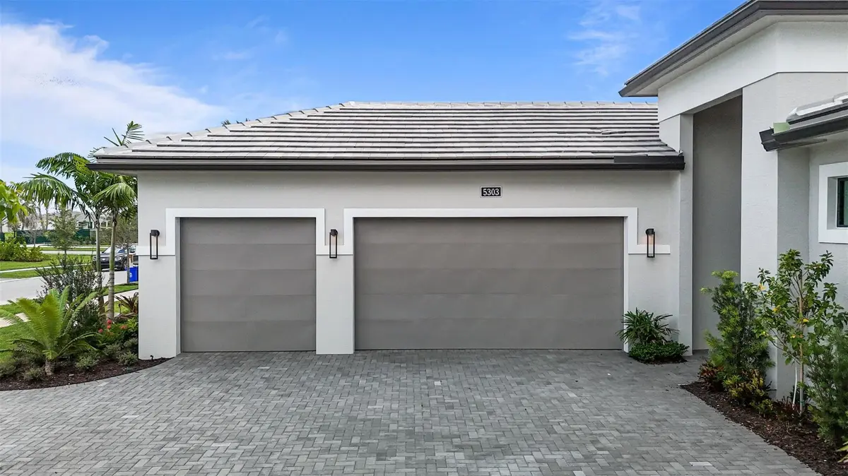 Side Garage at 5303 Saint Armands Way, Westlake