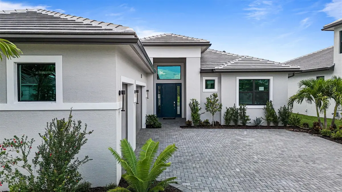 Entry at 5303 Saint Armands Way, Westlake