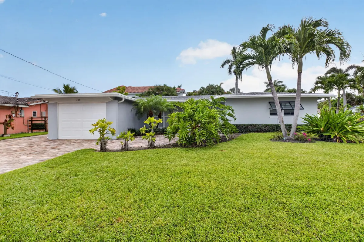 1 car garage at 700 NE 70TH Street, Boca Raton