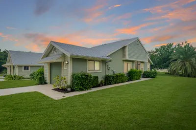 1566 SE Dewberry Court, Port St. Lucie – Villa for sale