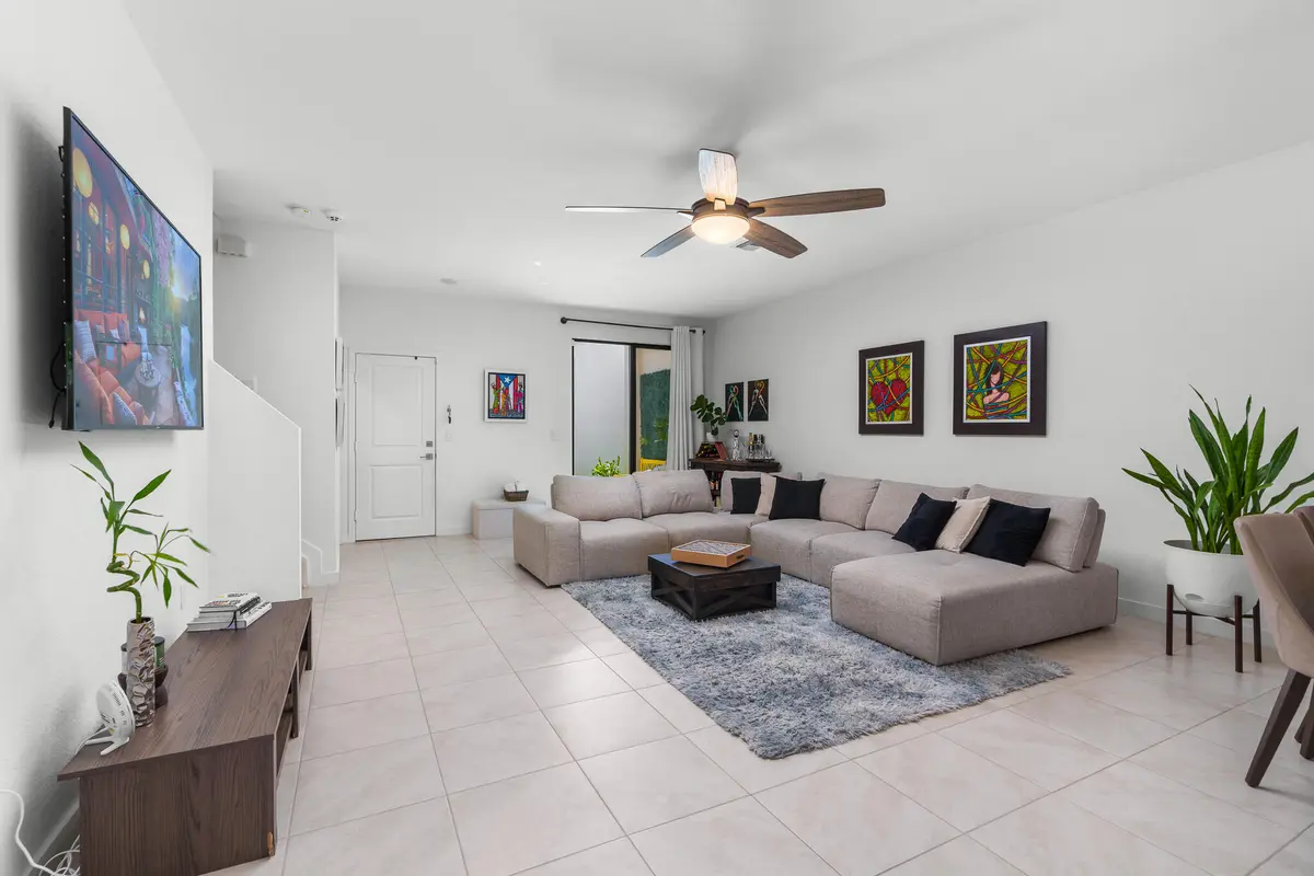 Living at 527 NW 17TH Street, Fort Lauderdale