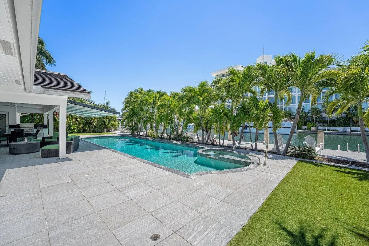 m40 at 2540 MERCEDES Drive, Fort Lauderdale