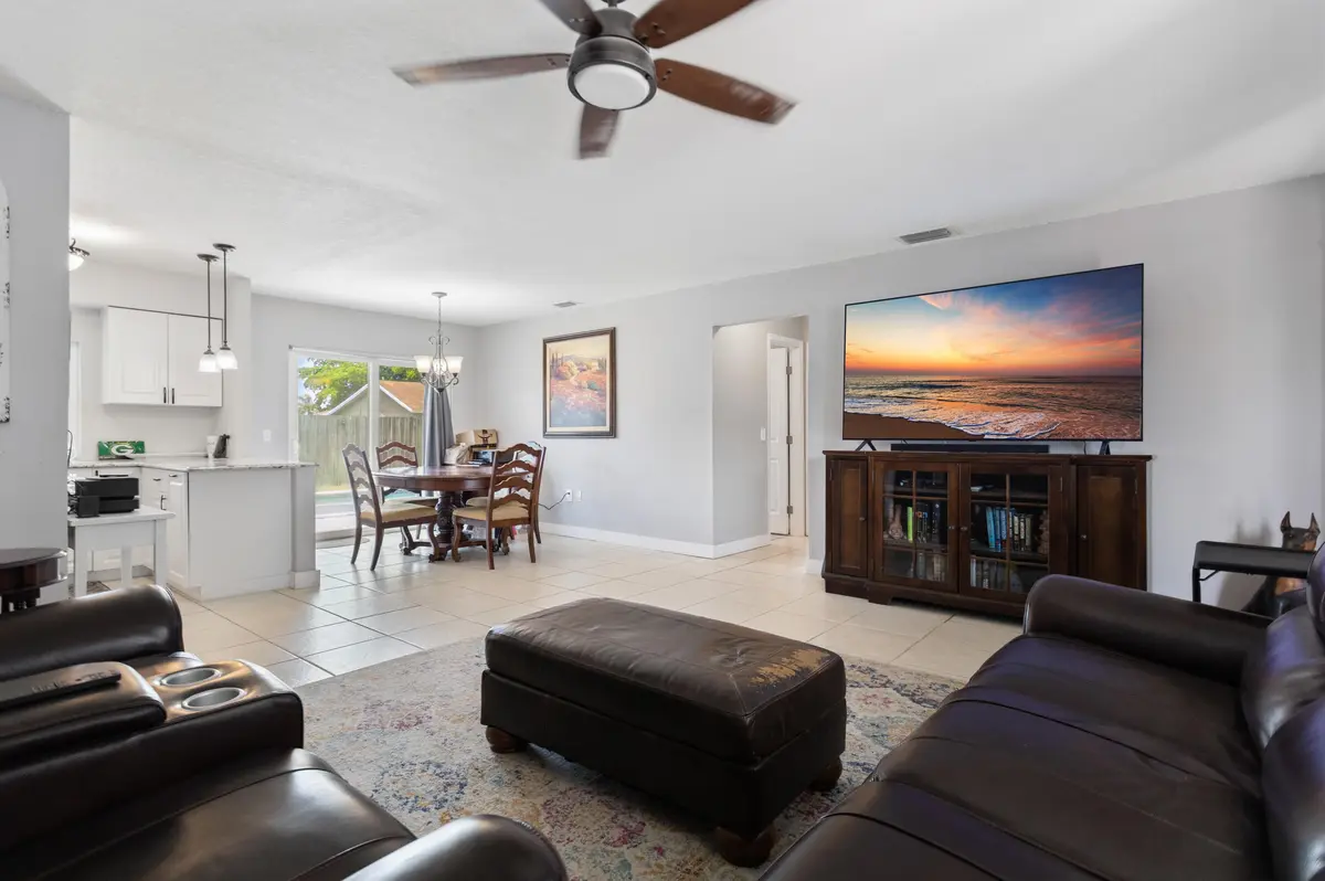 585A7777 at 8621 NW 3RD Street, Pembroke Pines