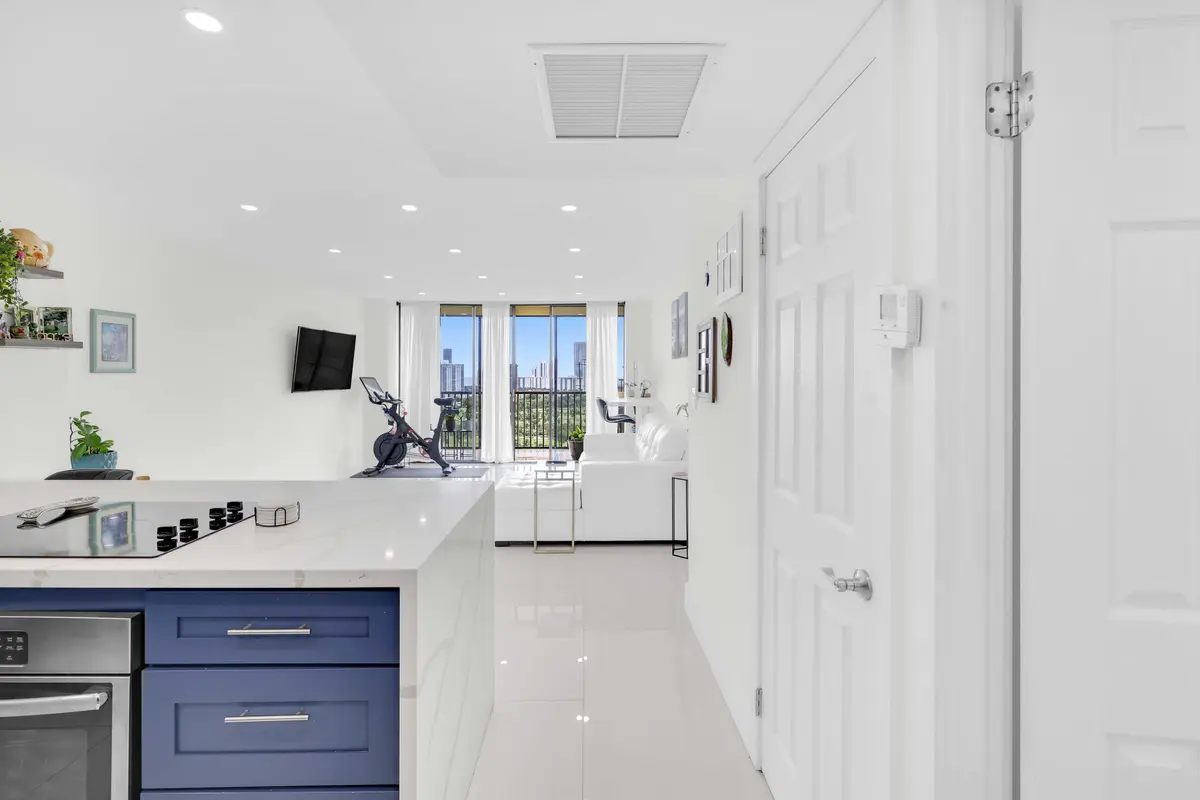 20335 W Country Club Drive 2107 - 10 at 20335 W Country Club Drive 2107, Aventura