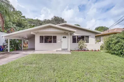 124 SW 2nd Avenue, Hallandale Beach – Single Family Residence for rent
