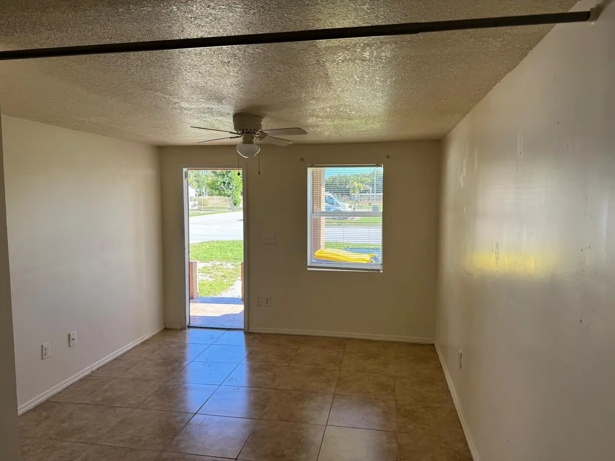 Living Area at 1403 Avenue M, Fort Pierce