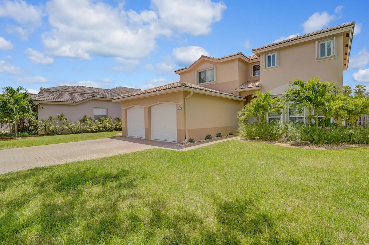 317 E Garden Cove Circle, at 317 E Garden Cove Circle, Davie