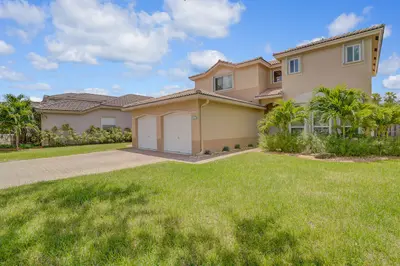 317 E Garden Cove Circle, Davie – sold