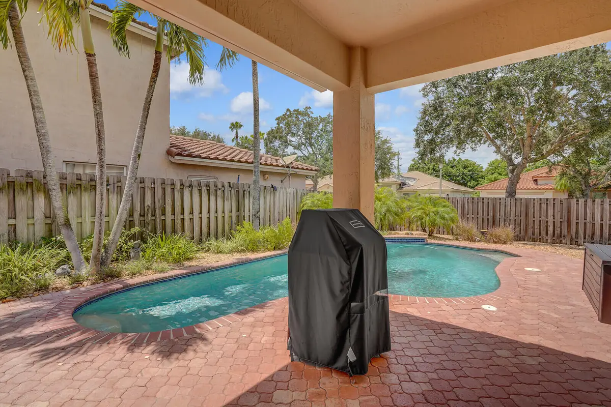 B26066749 at 317 E Garden Cove Circle, Davie