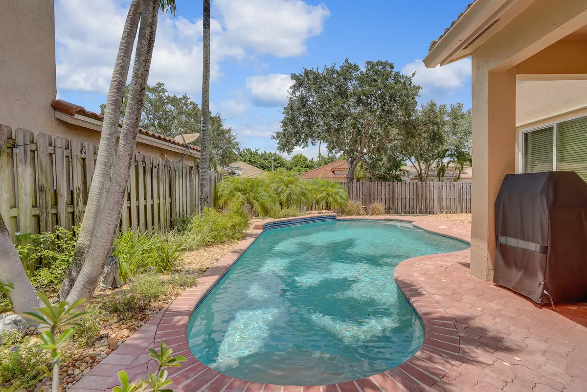 B26066749 at 317 E Garden Cove Circle, Davie