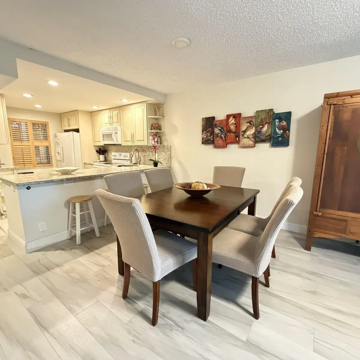 b70-311-dining at 3800 OAKS CLUBHOUSE Drive 311, Pompano Beach