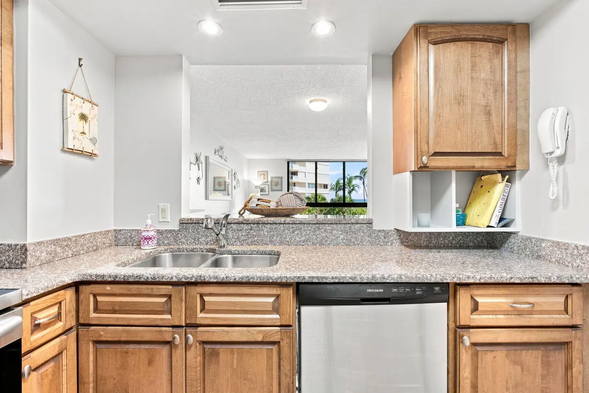 9-web-or-mls-Photo (23)-topaz at 2800 N HIGHWAY A1A 302, Fort Pierce