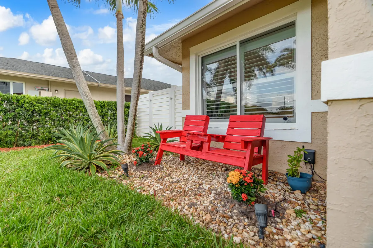 Front Seating Area at 533 NE 1st Avenue, Deerfield Beach