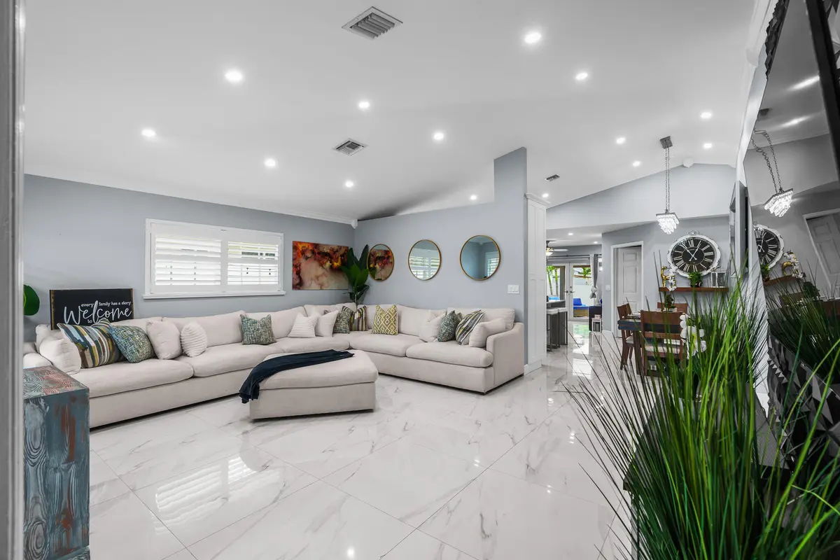 Living Room at 533 NE 1st Avenue, Deerfield Beach