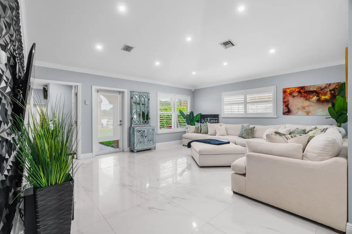 Living Room at 533 NE 1st Avenue, Deerfield Beach