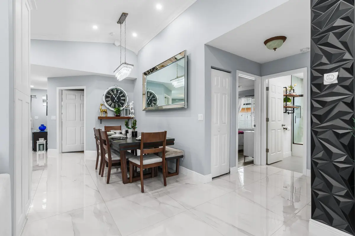 Living Entry at 533 NE 1st Avenue, Deerfield Beach