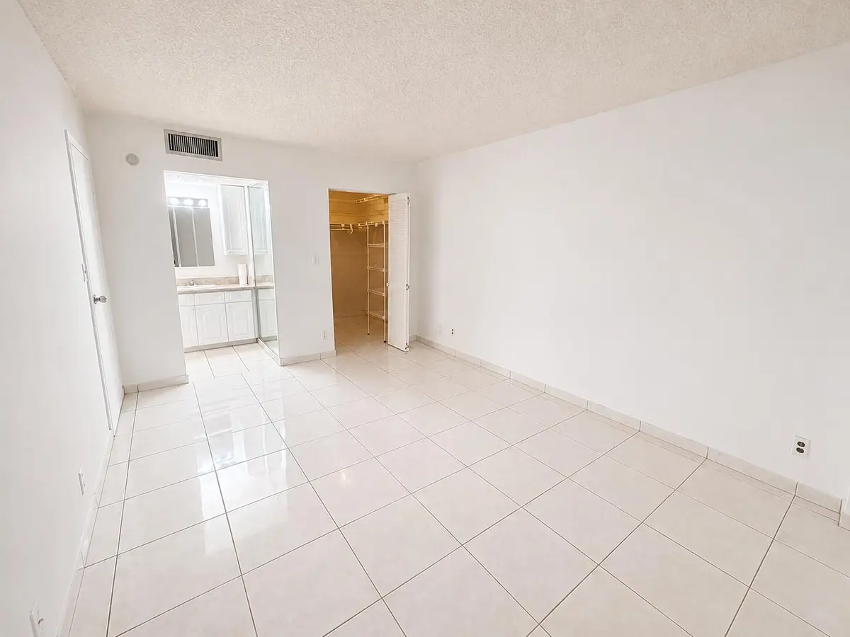 ChatGPT Image 21 ago 2026, 09_11_23 a.m. at 17021 N Bay Road 126, Sunny Isles Beach