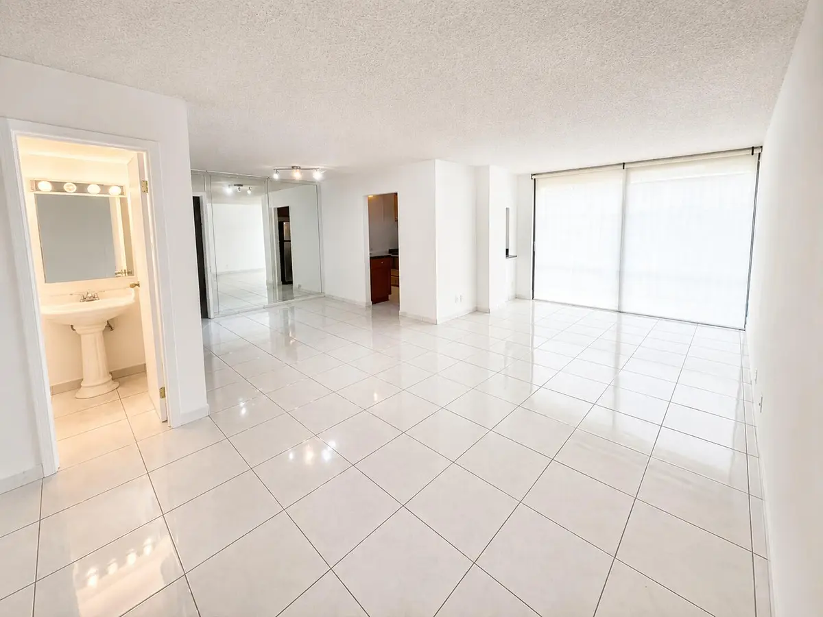ChatGPT Image 21 ago 2026, 09_11_16 a.m. at 17021 N Bay Road 126, Sunny Isles Beach