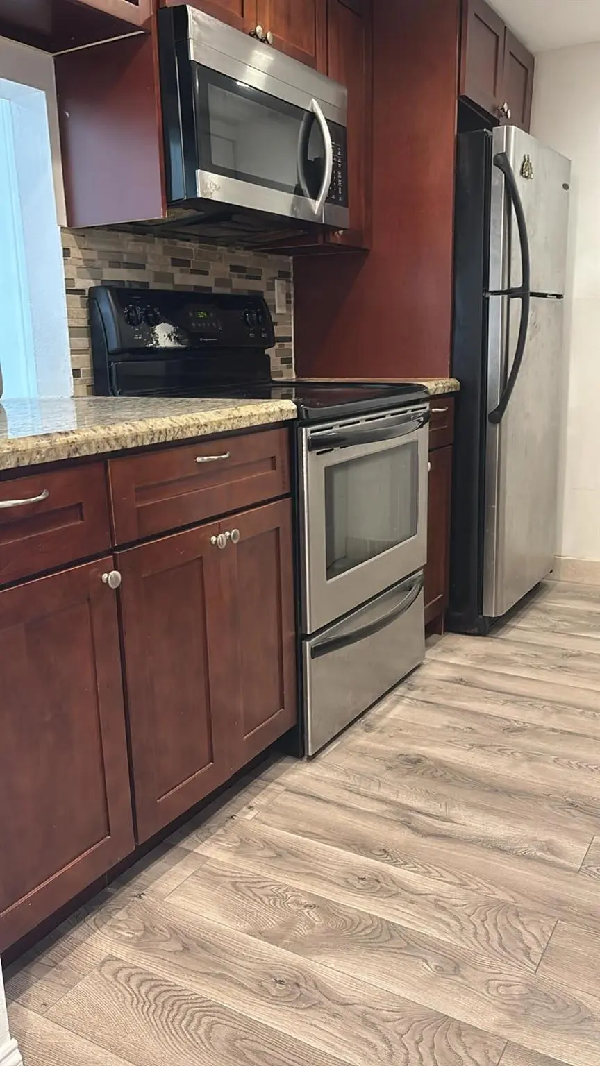 Kitchen at 220 LAKEVIEW Drive 103, Weston