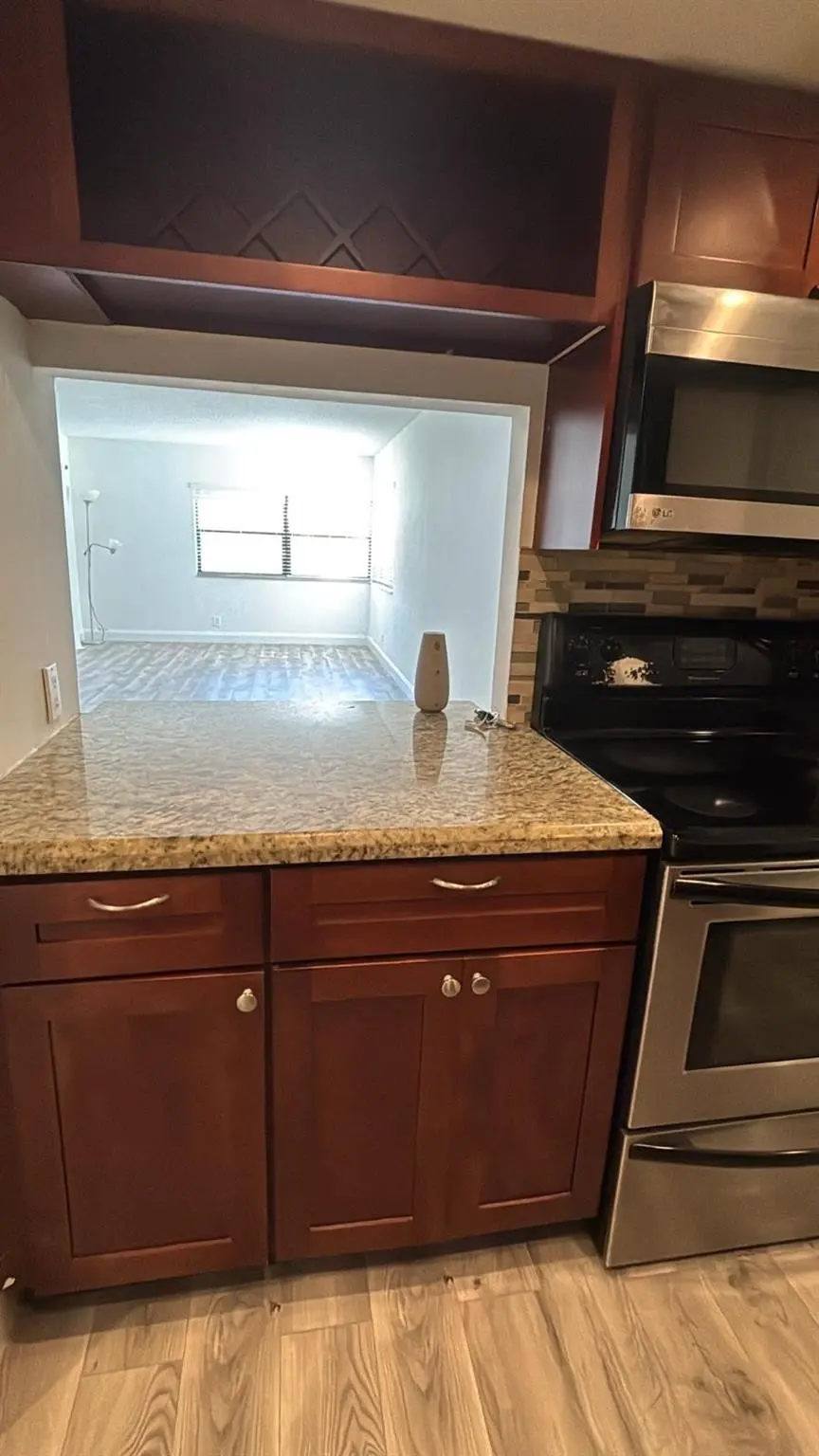 Kitchen at 220 LAKEVIEW Drive 103, Weston