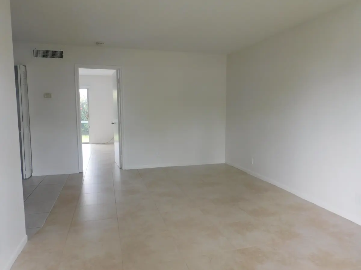 Living Room at 640 SE 2nd Avenue 103, Boynton Beach