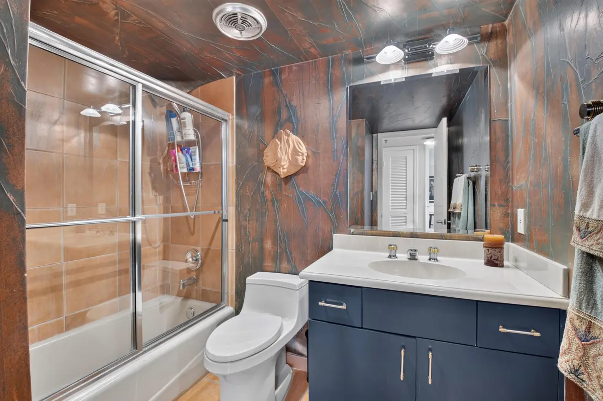 Guest Bath at 1721 Bridgewood Drive, Boca Raton