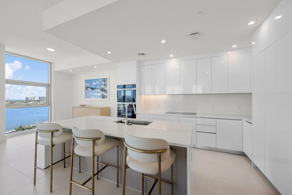 14__jjl8598 at 220 Lake Shore Drive 1001, Lake Park