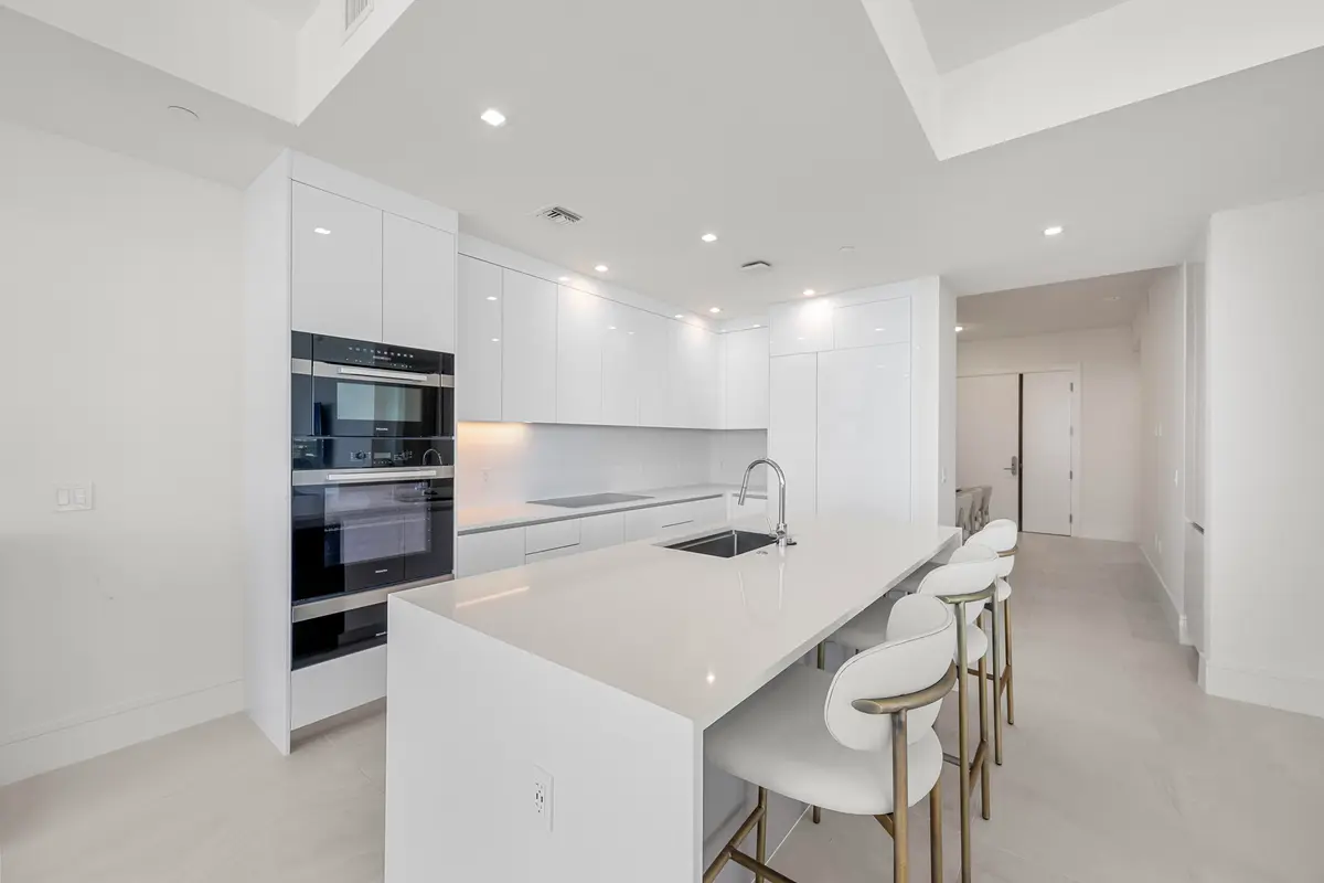 16__jjl8608 at 220 Lake Shore Drive 1001, Lake Park