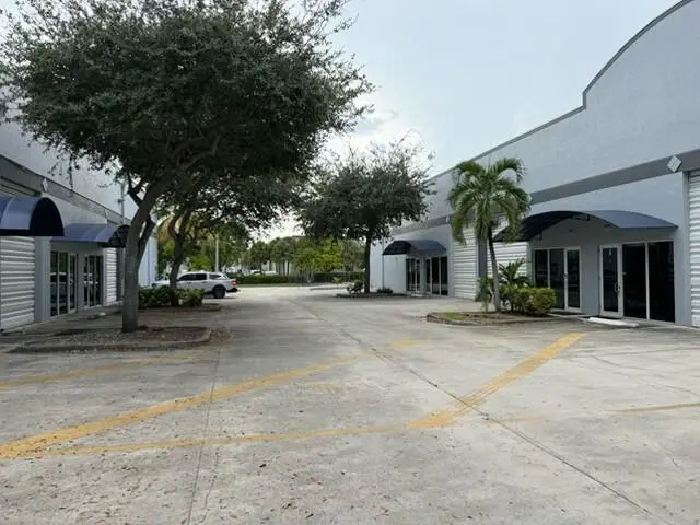 IMG_0423 at 3000 RAVENSWOOD Road 6A, Dania Beach