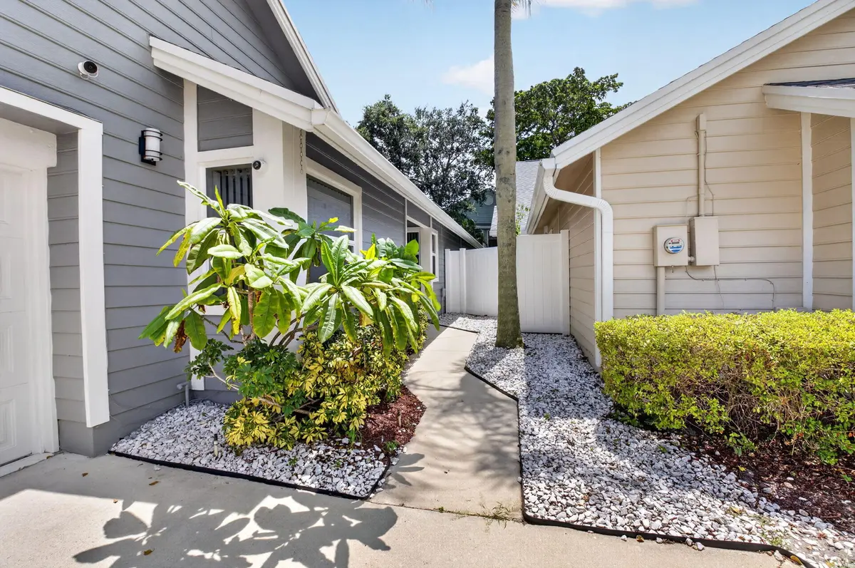Walkway to Entrance at 5335 PARK PLACE Circle, Boca Raton