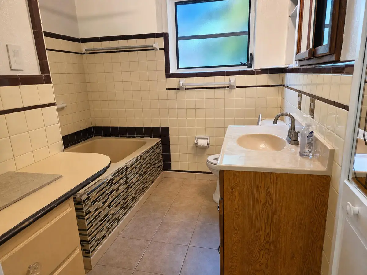 Beau-housebath at 704 NE 22ND Drive 1-4, Wilton Manors