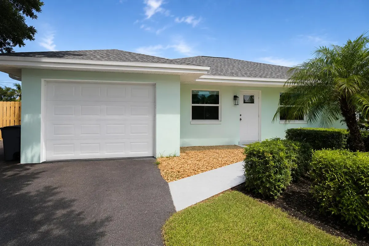 Front entry at 364 VENUS Avenue, Tequesta