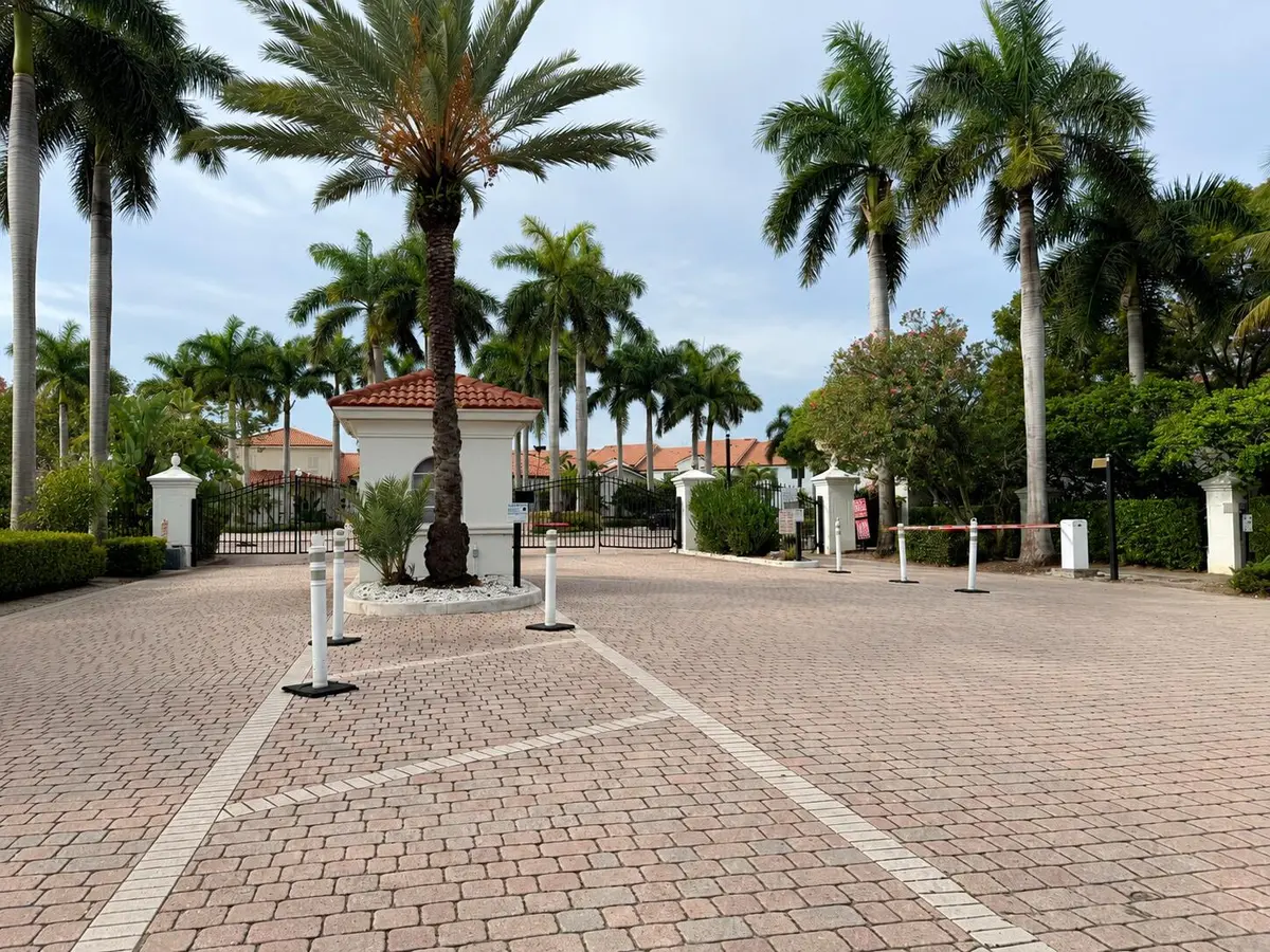 Gate at 106 VILLA Circle 106, Boynton Beach