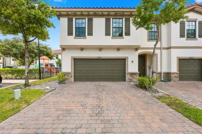 2011 Tamarind Drive, Riviera Beach – Townhouse for sale