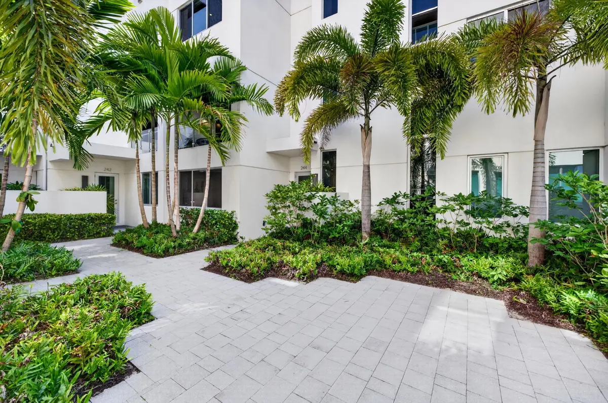 7-web-or-mls-699A3496 at 244 Garden Court, Lauderdale-By-The-Sea