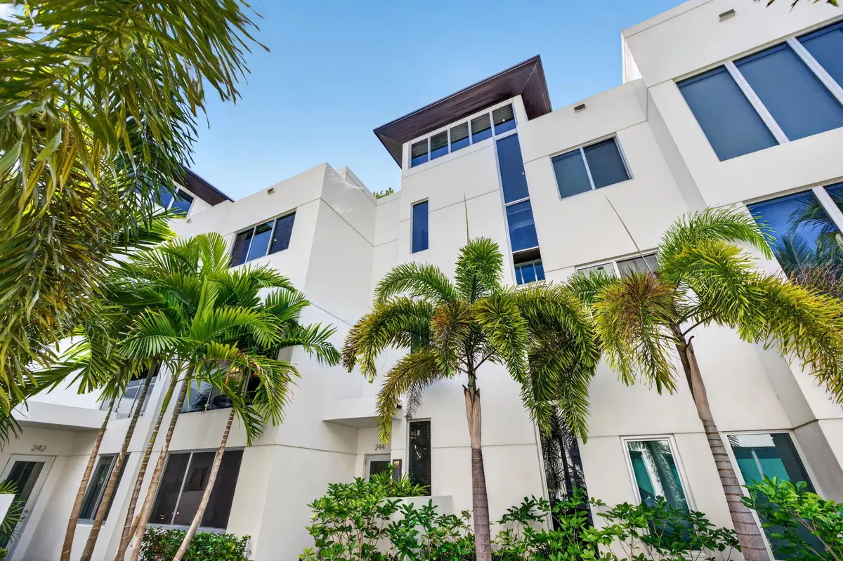 8-web-or-mls-699A3504 at 244 Garden Court, Lauderdale-By-The-Sea