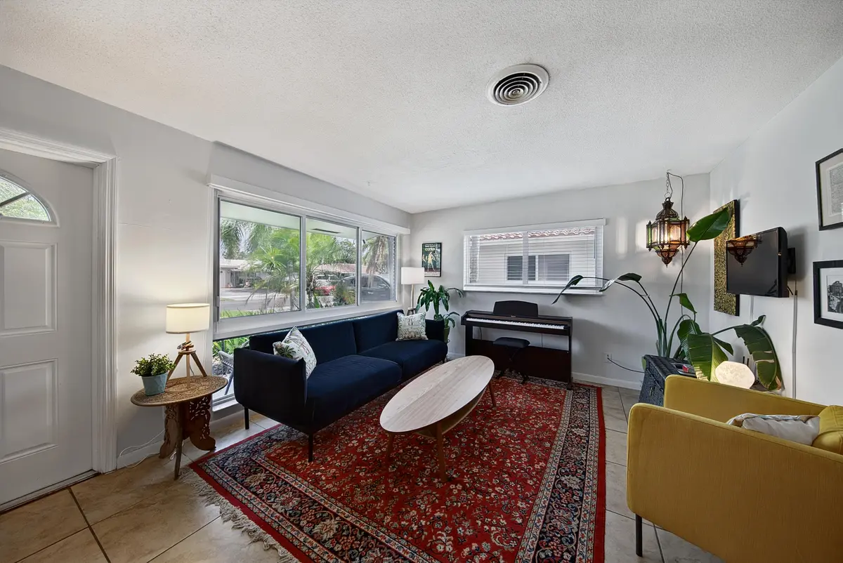 living area at 441 SE 1st Avenue 1, Pompano Beach