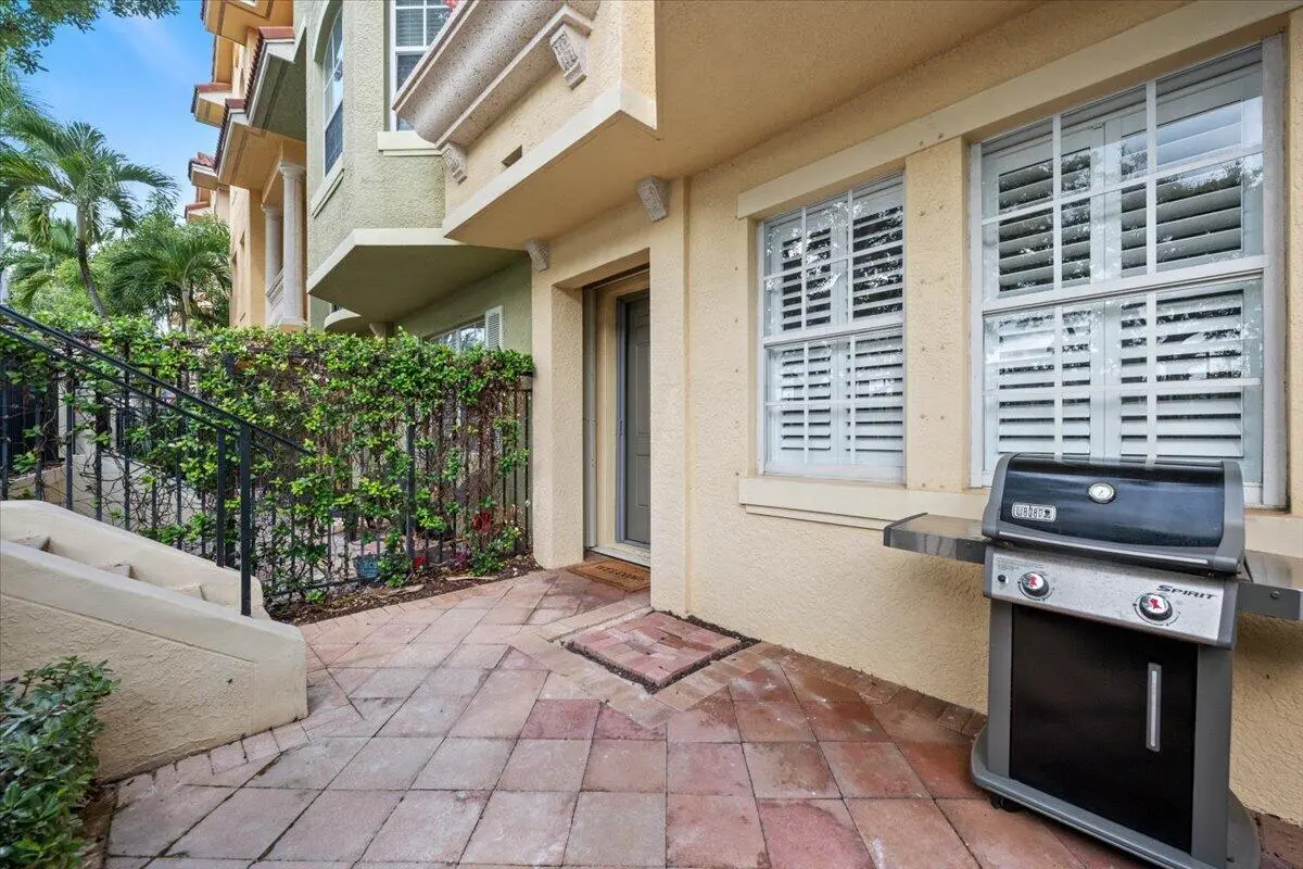 Patio/Grill at 11818 Valencia Gardens Avenue, Palm Beach Gardens